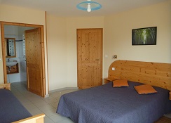 Une chambre avec sa salle d'eau � l'italienne.