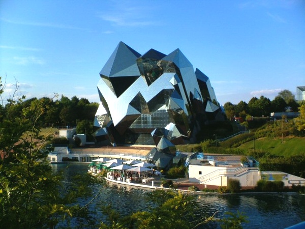Vivez des aventures interactives et sensorielles au Futuroscope de Poitiers.