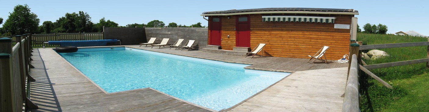 Une grande piscine chauf�e.