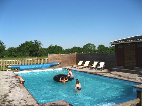 Une vaste piscine est disponible en �t�.