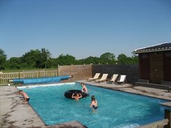 Une large piscine pour le plaisir de tous.