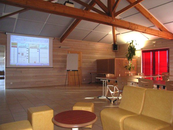 Une salle de r�union �quip�e d'un vid�oprojecteur.