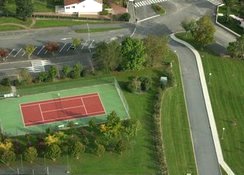Le terrain de tennis de Boussay se situe � proximit� de Gite et Nature.