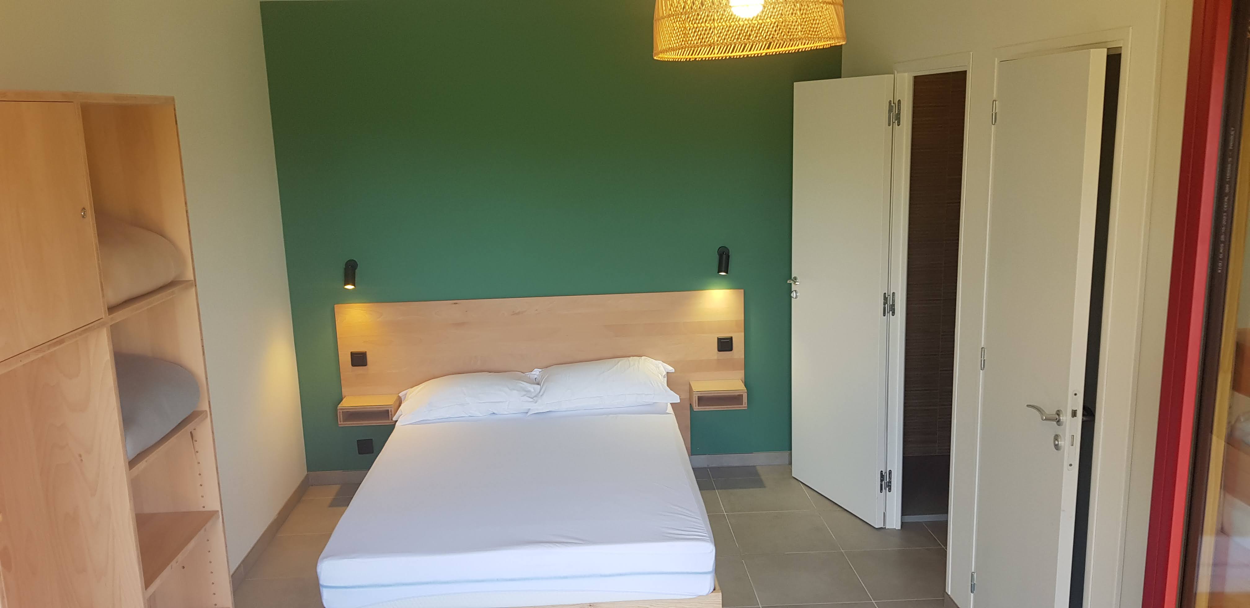 Une chambre moderne Une chambre moderne avec salle d'eau, wc et bureau