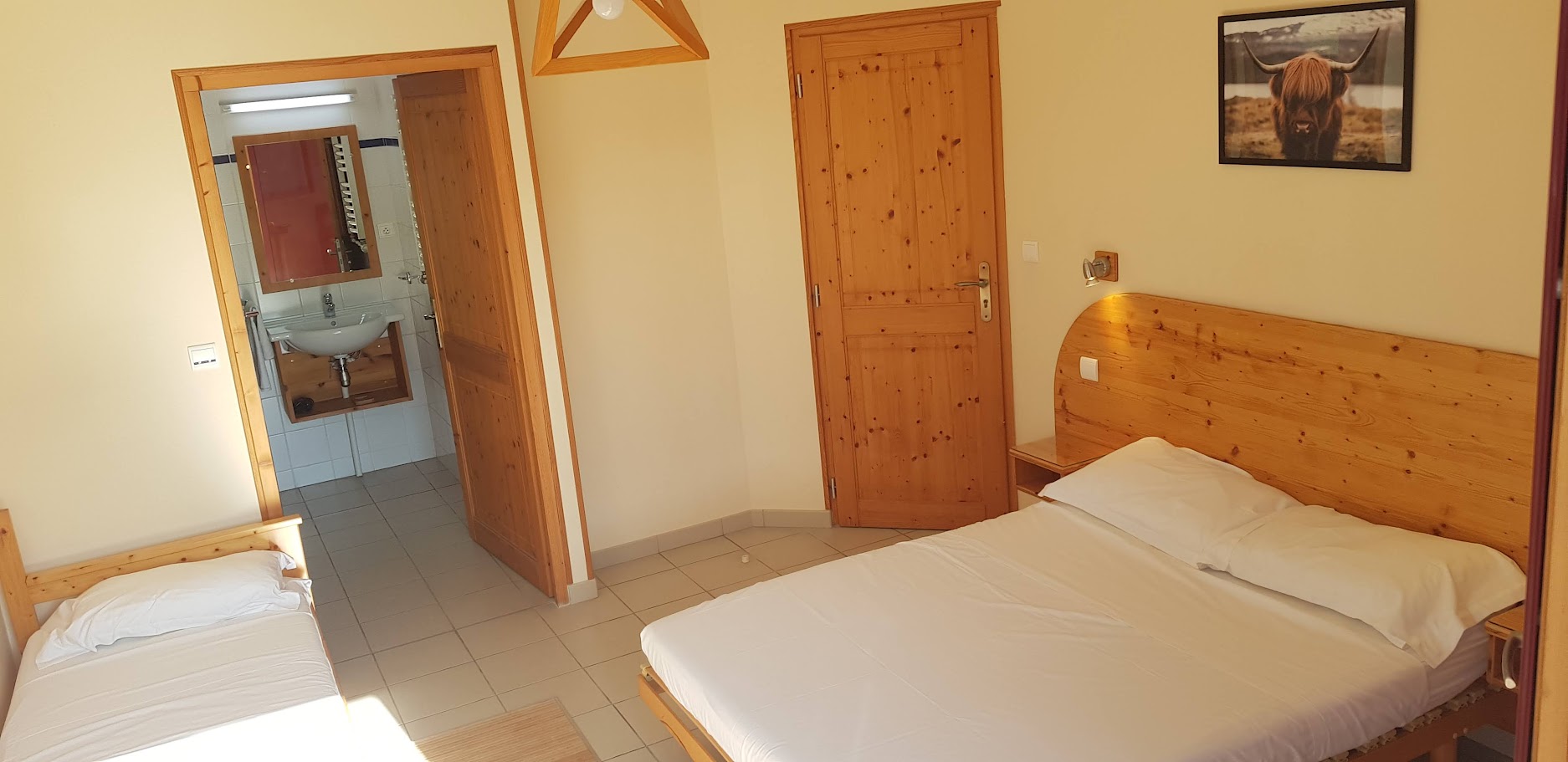 Une grande chambre accessible handicapé Chambre spacieuse et tout confort.