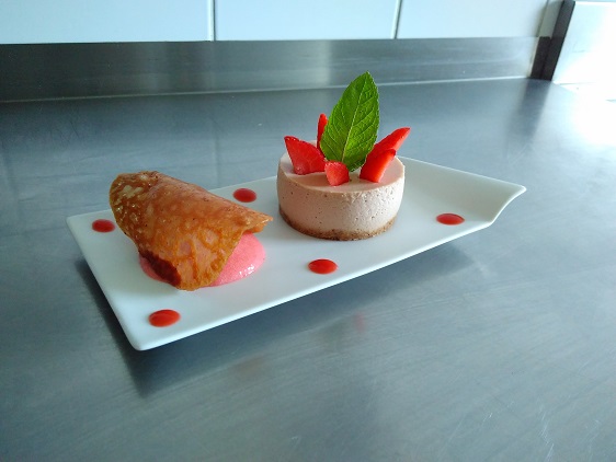 fraise en mulsion et tuile caramel fraise