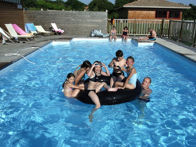 Une piscine chauffée à disposition l'été.