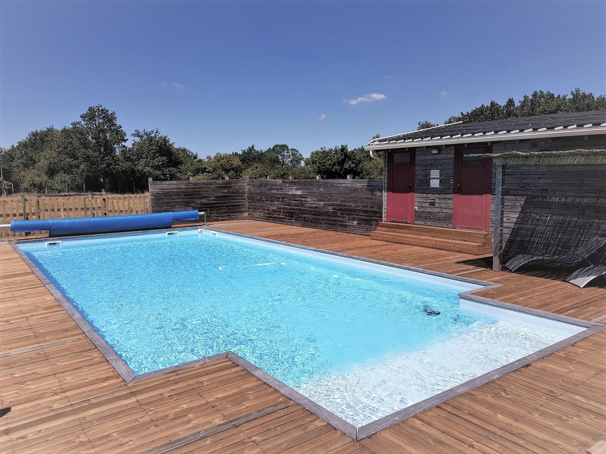 Des capteurs solaires pour une piscine plus cologique.