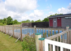 La piscine est visible depuis les chalets.