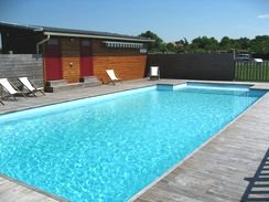 Une large piscine pour l'exercice ou le farniente.