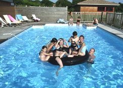 Toute la famille s'amuse dans la piscine