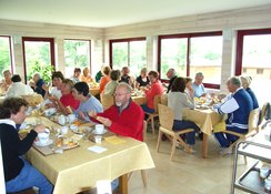 Une salle de restaurant claire pour vos repas.